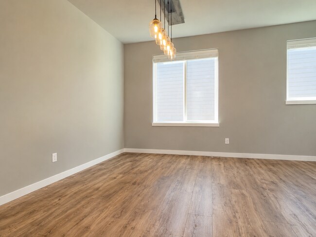 Building Photo - 1816 S Ridgetop Dr