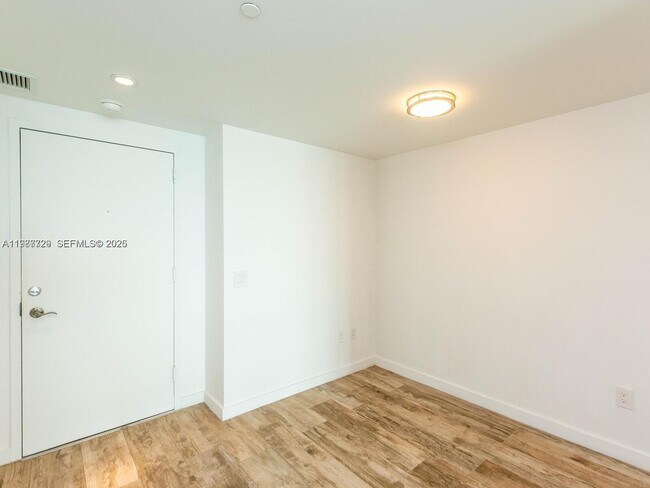 Building Photo - 650 NE 32nd St