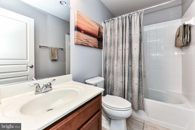 Building Photo - 2505 S Kenmore Ct