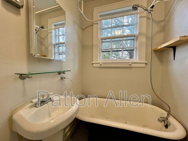 Building Photo - 116 E Chestnut St