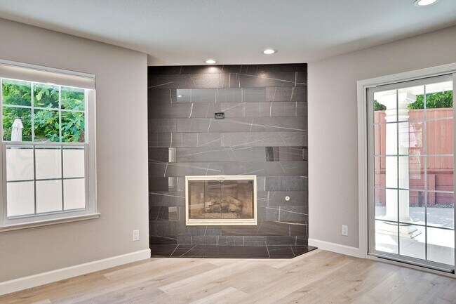 Building Photo - Beautiful and spacious 3 bedroom 2.5 bath ...