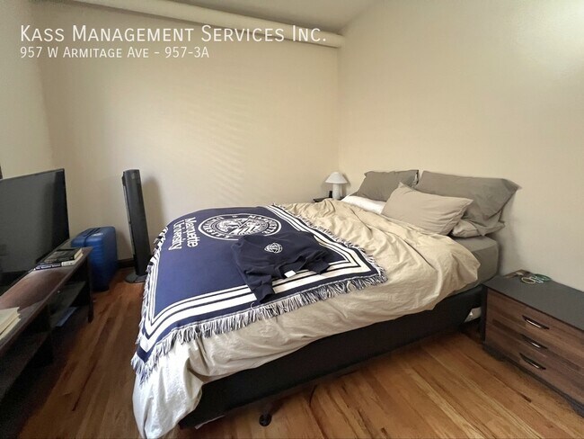 Building Photo - 957 W Armitage Ave