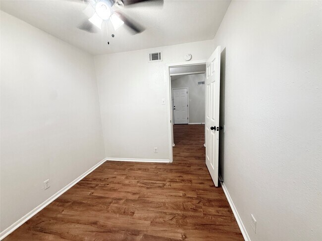 Building Photo - 941 S Walker St