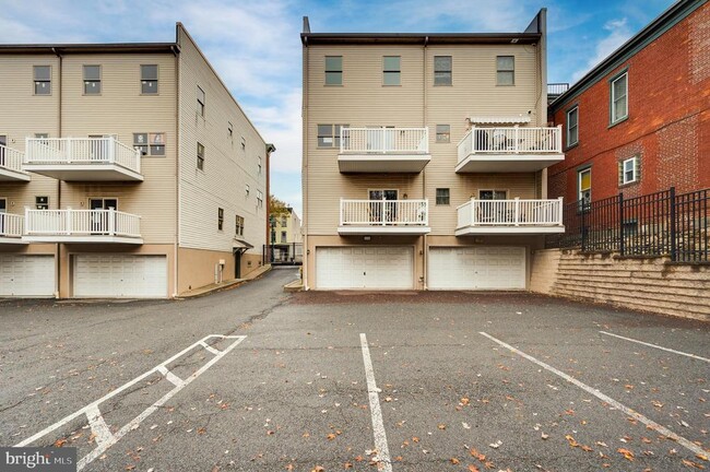 Building Photo - 1020 Penn St