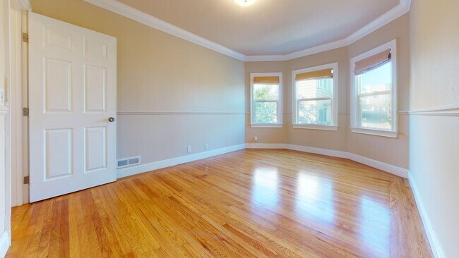 Building Photo - "Charming 4-Bed, 4-Bath Oasis in San Francisco with 1,963 Sq Ft of Comfort!"