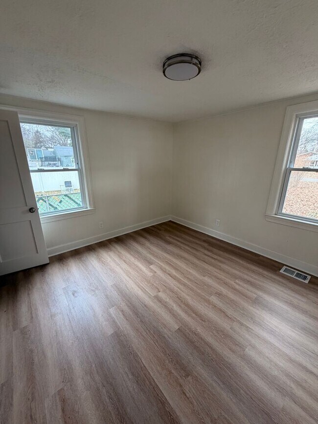 Building Photo - Beautiful Renovated 3 Br House!