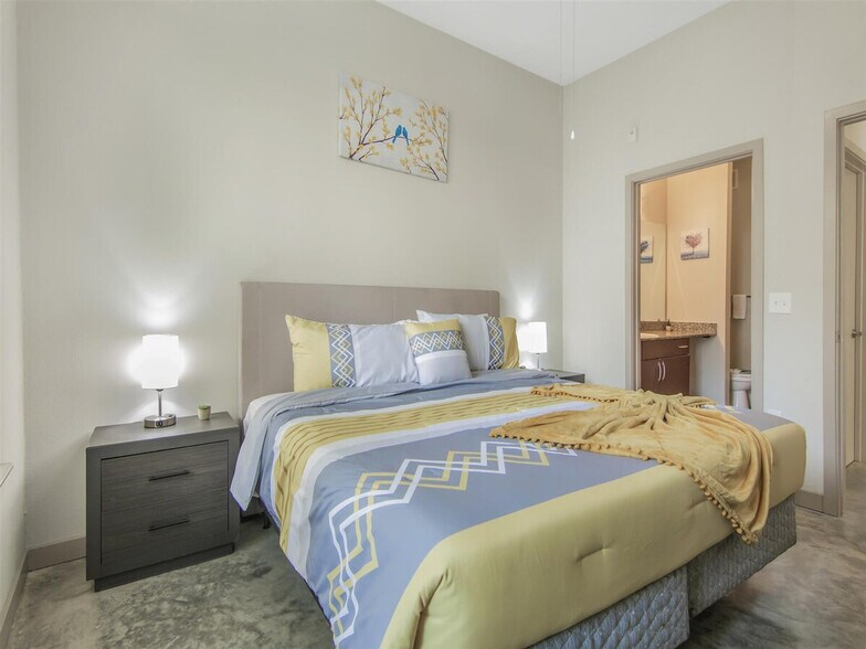 Building Photo - 2344 Camden Dr