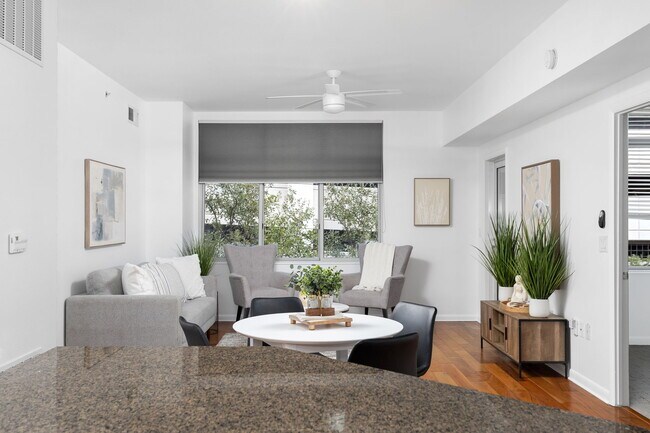 Building Photo - 54 Rainey St