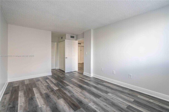 Building Photo - 6960 Rue Vendome