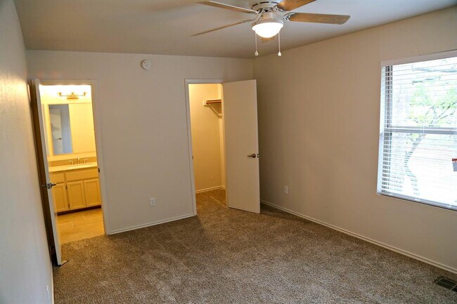 Building Photo - 2 Deerfield Dr