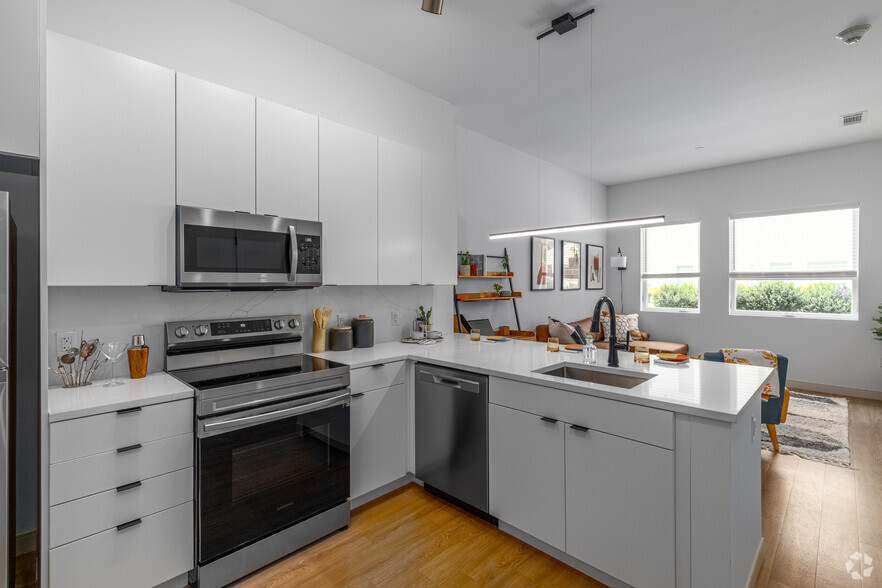 1 BR, 1 BA - 669SF - Kitchen - Crosby Hill