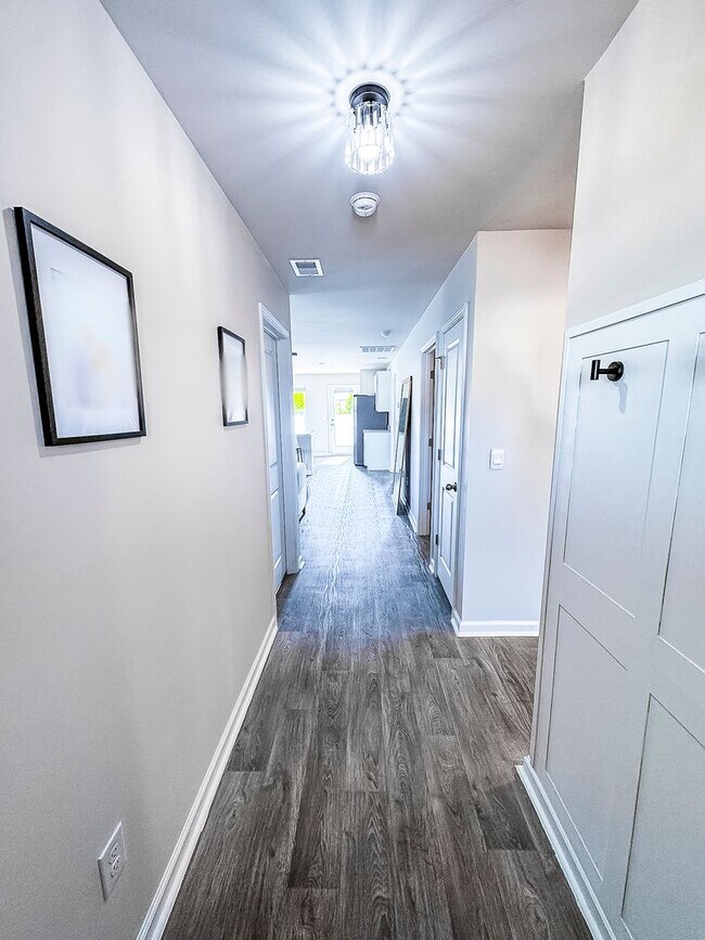 Building Photo - Upgraded 3 Bed, 2 Bath Pet-Friendly Home w...