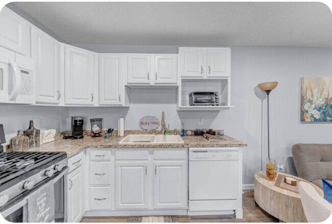 Building Photo - Furnished 1-Bedroom Apartment with Private Entrance and Free Laundry