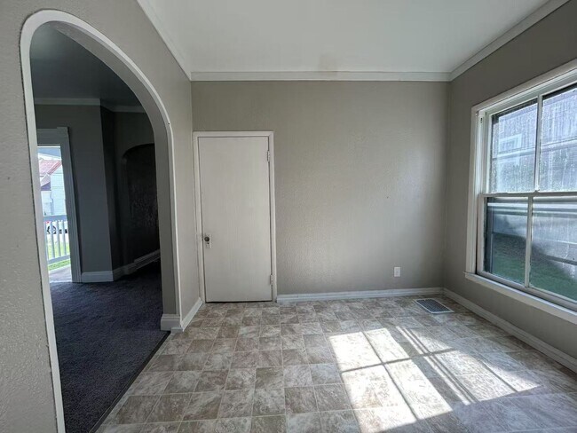 Building Photo - 212 Maple St