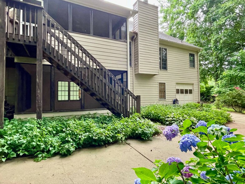 Building Photo - 1839 Danbury Ct