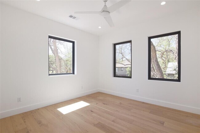 Building Photo - 2401 Willow St