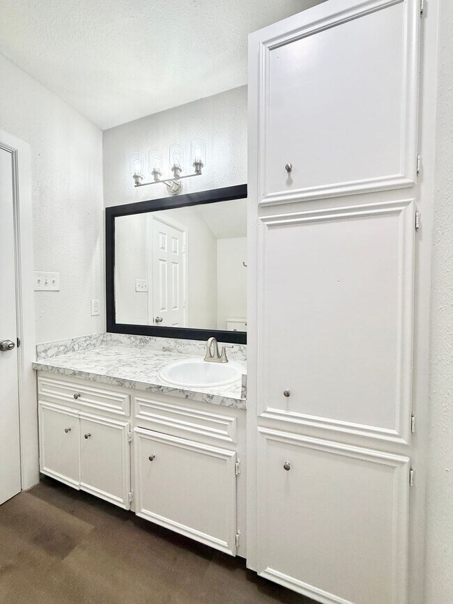 Building Photo - Stunning & Spacious 4/2 Home in Lake Jackson!