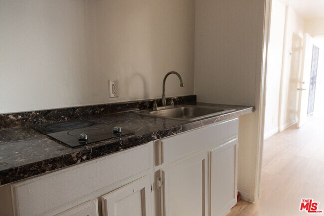 Building Photo - 6126 Eleanor Ave