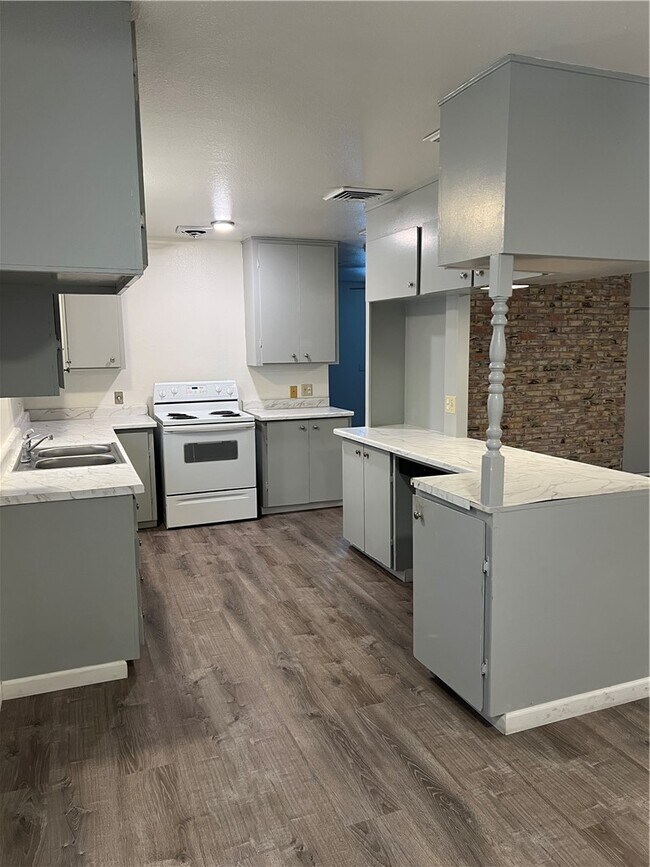 Building Photo - 2040 Swan Cove N