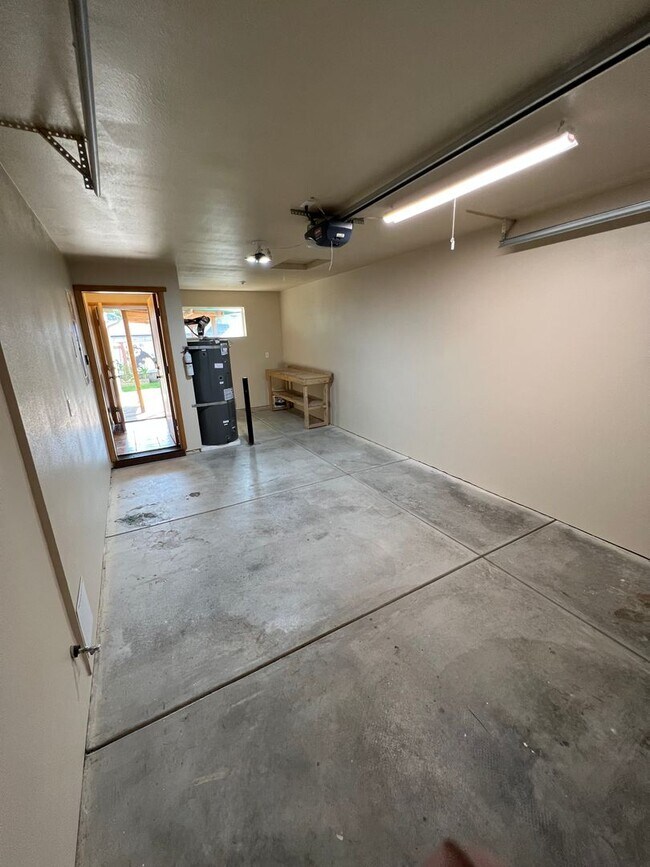Building Photo - 2-bedroom 1-bathrroom Duplex