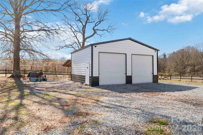 Building Photo - "Spacious 5-Bed, 3-Bath Sanctuary with 3,064 Sq Ft of Comfort in Waxhaw, NC!"