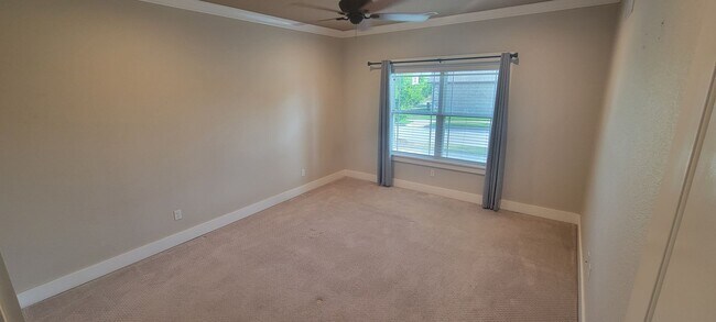 Building Photo - 3 bedroom 2.5 bath / Community pool / 2 ca...