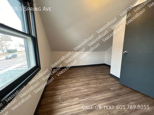 Building Photo - Spacious 4 Bedroom House With Huge Garage!