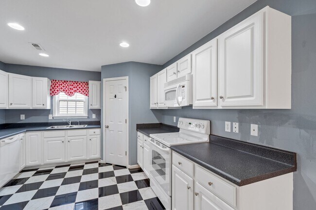 Building Photo - Amazing Home on Large Lot/3-BD 2-BTH in Ly...