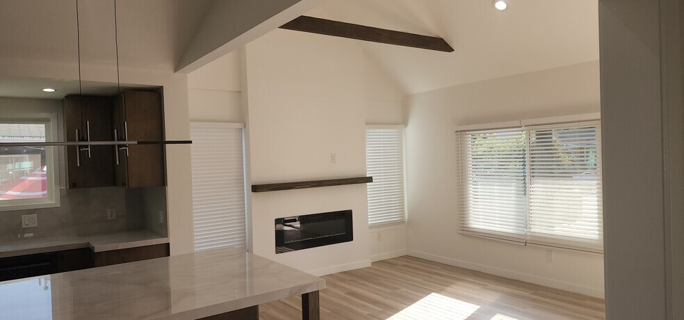 Building Photo - 950 N Kingsley Dr