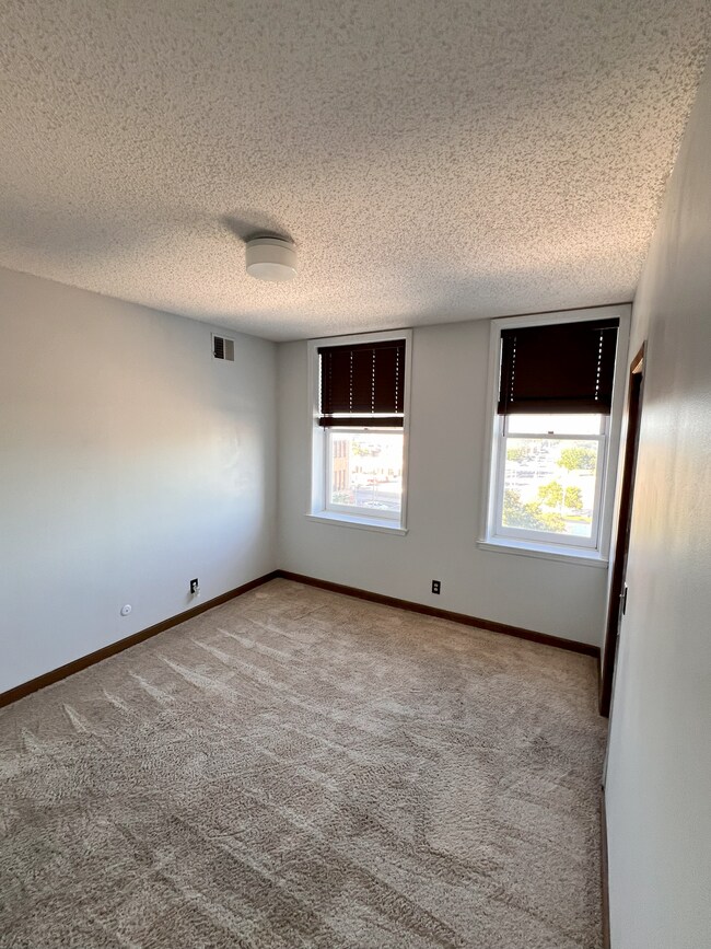 Building Photo - 123 N Locust St