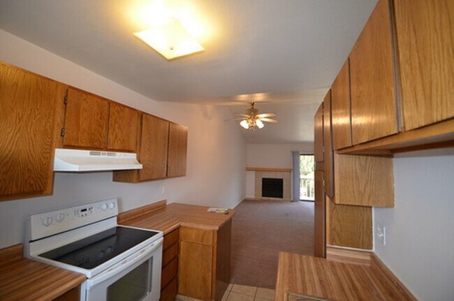 Building Photo - Clean, Bright upstairs Banyan Hollow Condo w/ central A/C!