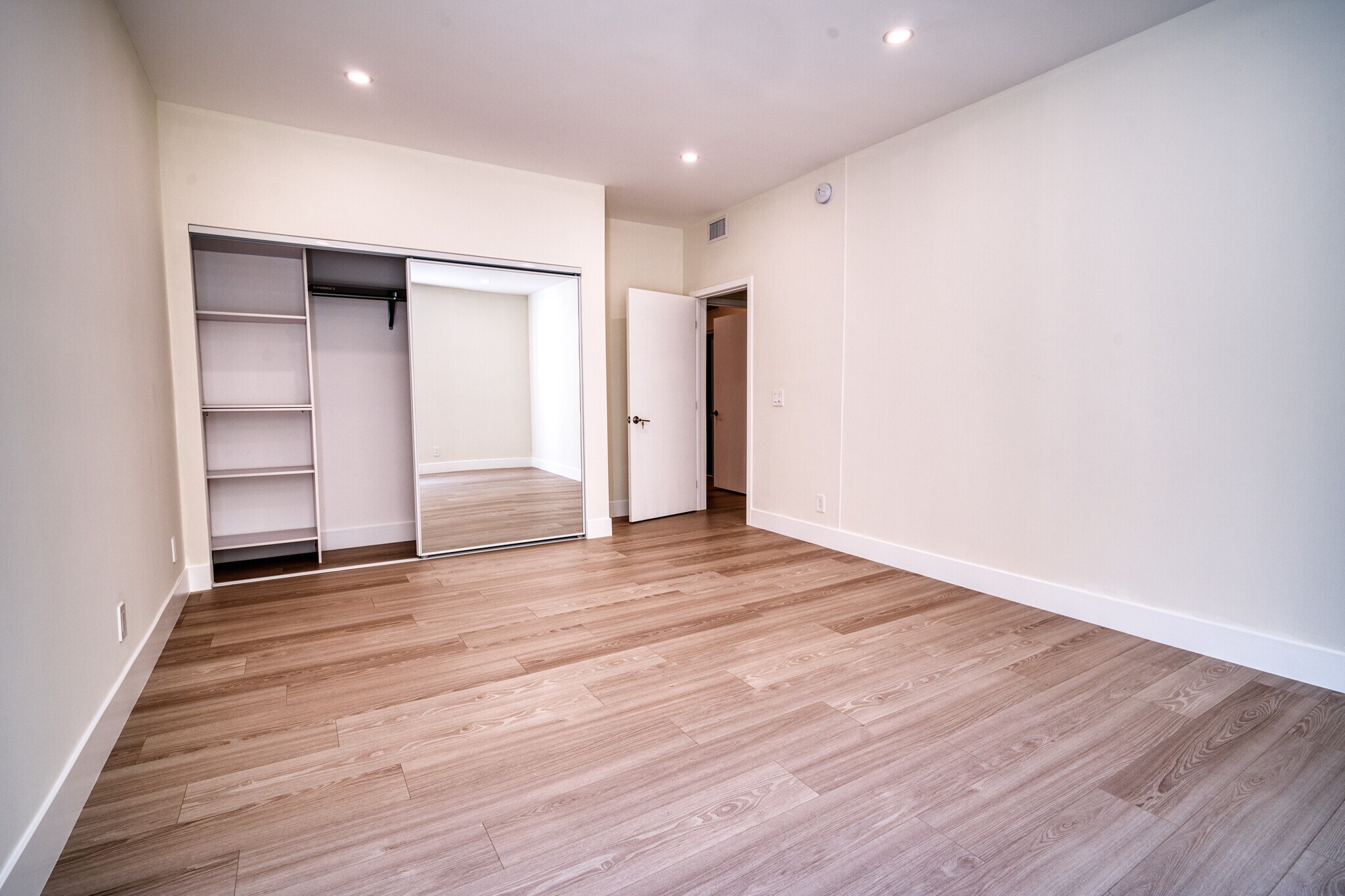 Building Photo - 13920 Moorpark St