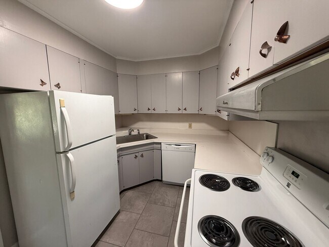 Building Photo - Coming Soon: Near the University 2 bedroom Duplex With Private yard