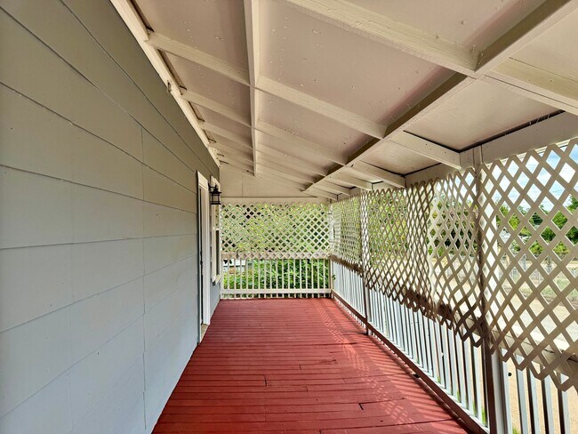 Building Photo - 2 Bedroom Cottage with Charm!