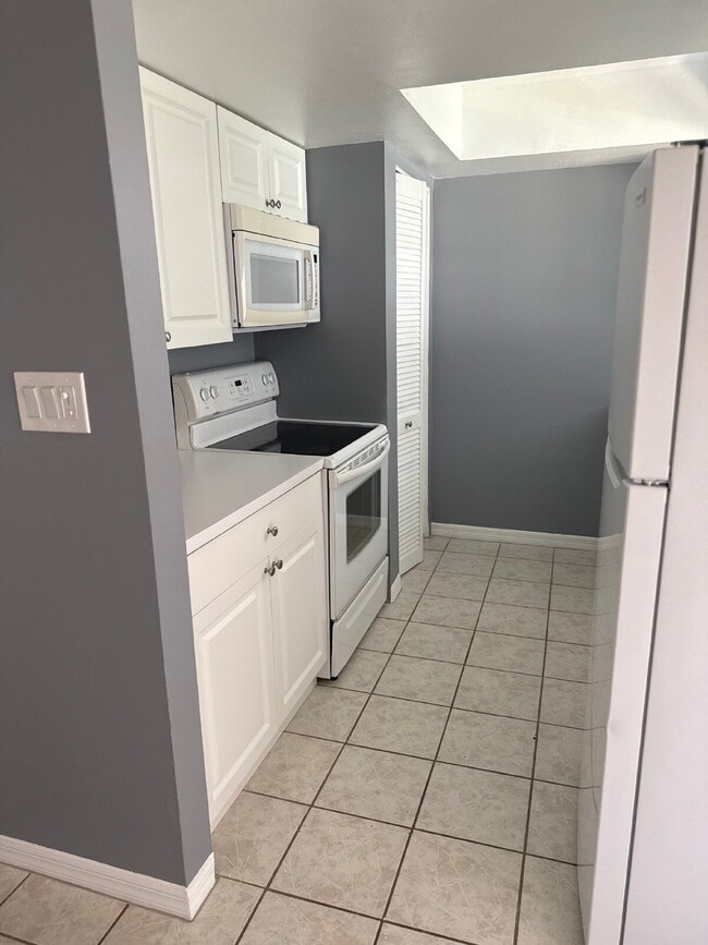 Building Photo - Newly Renovated 2 bedroom Townhouse