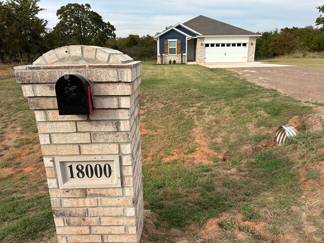 Building Photo - Lovely 3 Bedroom, 2 Bathroom on a 1.39 woo...