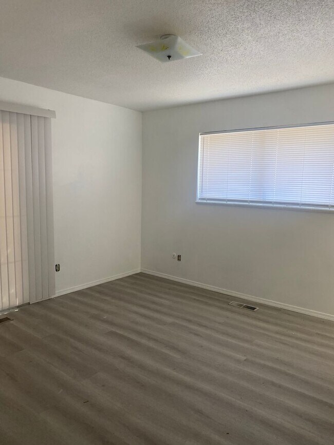 Building Photo - Beautiful remodeled home in northeast heig...