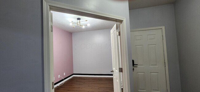 Building Photo - 590 Redwood Ln