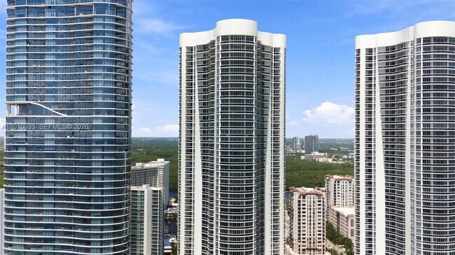 Building Photo - 15811 Collins Ave