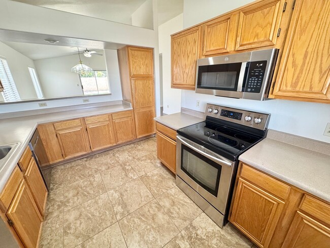 Building Photo - 3 Bedroom/2 Bath Single Level Home! NO HOA