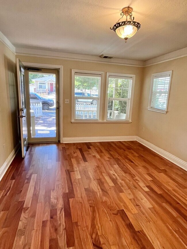 Building Photo - MOVE IN READY!! 2 BEDROOM 1 BATH W/OFFICES
