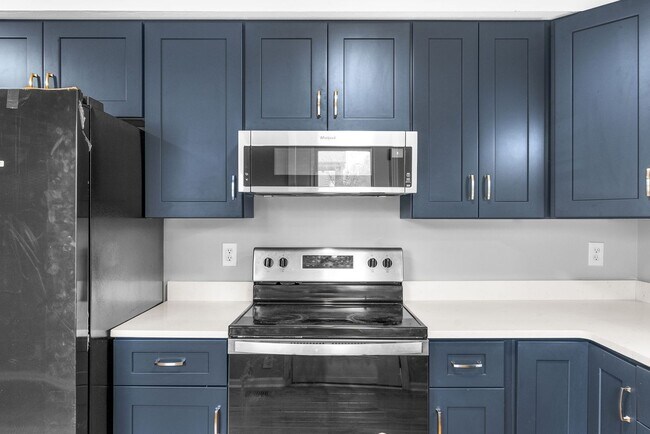 Building Photo - Newly Renovated 3 Bedroom Pet Friendly Hom...