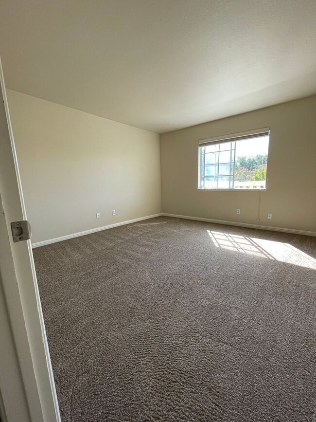 Building Photo - Beautiful 2 Bedroom 2 Bath Downstairs Apar...