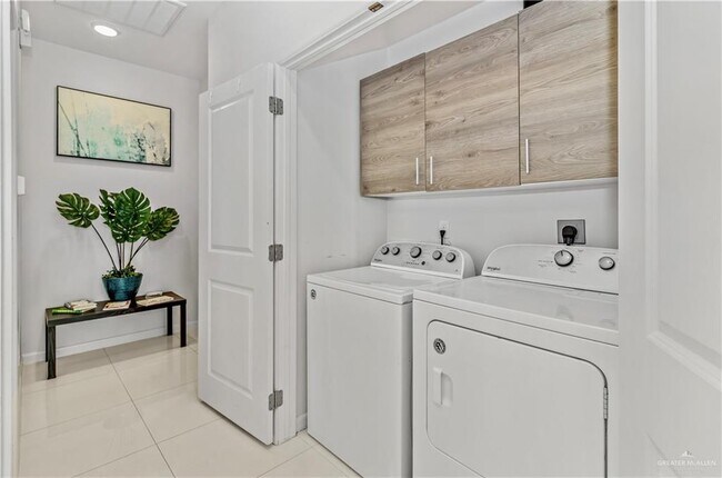 Building Photo - 12 Nightingale Ave