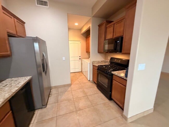 Building Photo - Move-in Special! End Unit *Gated* Downtown Phx Townhome 2 Car Garage!