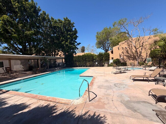 Building Photo - Updated 2 Bed, 2 Bathroom Condo For Rent w/ Parking! - South Coast Metro