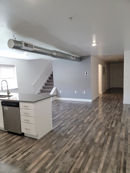 Building Photo - 606 W Girard Ave