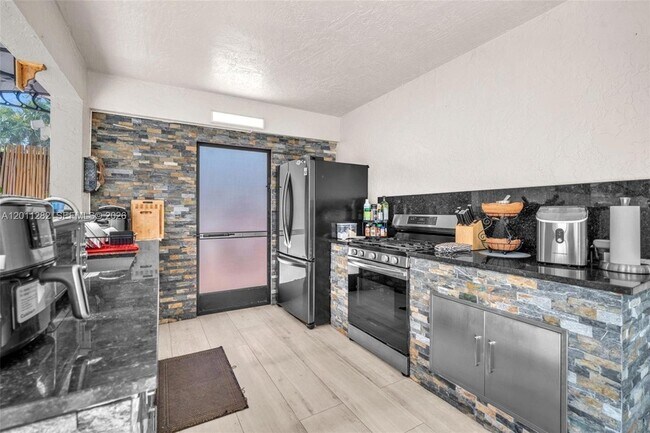 Building Photo - 252 Malibu Cir