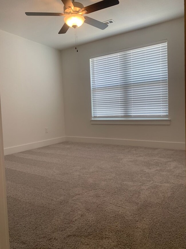 Building Photo - Like New Four Bedroom Three Bath in NW Fay...
