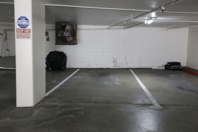 Building Photo - Liliuokalani Plaza – 2 bedroom, 2 bath wit...